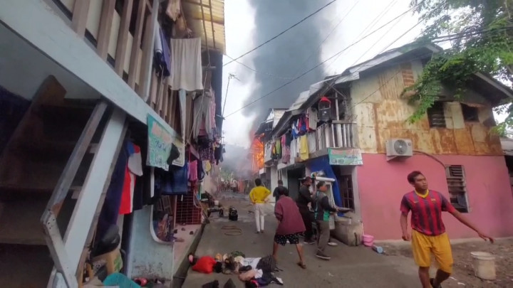 Video Kepanikan Warga saat Kebakaran Permukiman Padat di Kemayoran