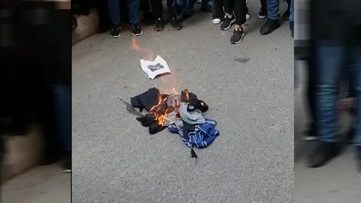 Para Perempuan di Iran Demo hingga Bakar Hijab di Jalanan, Mengapa?