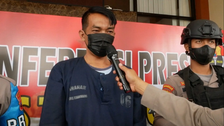 Cabuli Anak di Bawah Umur Sesama Jenis, Kades Ini Tertunduk Malu saat Digeledah