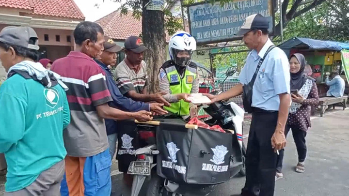 Aksi Polwan Bagi Makanan Viral di Media Sosial