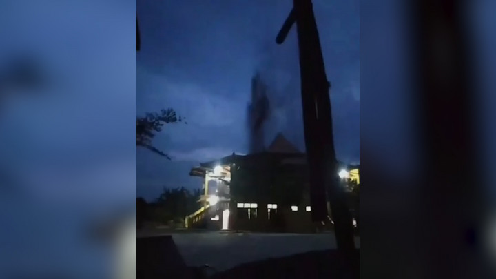 Penggalian Sumur Bor Akibatkan Semburan Lumpur Setinggi 30 Meter