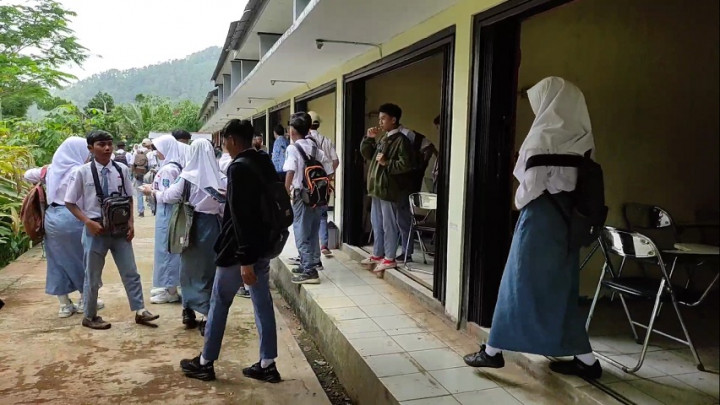 14 Tahun Tak Punya Ruang Kelas, Ratusan Siswa Rela Bersekolah di Kios Pasar