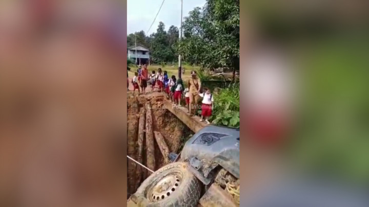 Bertaruh Nyawa Demi Bersekolah, Siswa SD di Kalbar Lintasi Jembatan Rusak