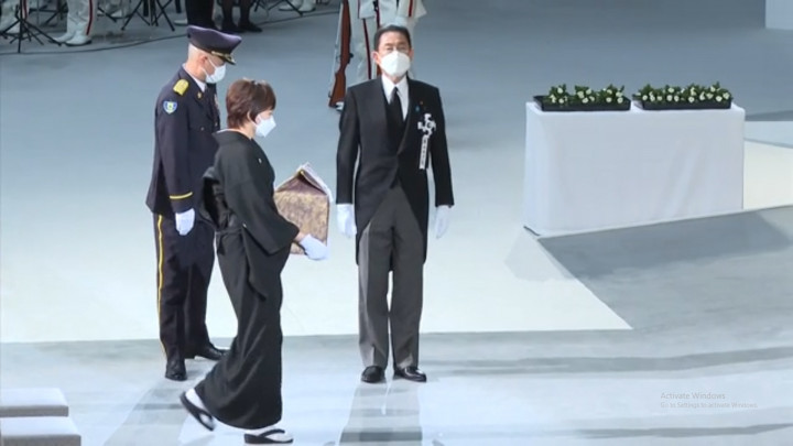 Momen Istri Shinzo Abe Bawa Abu Jenazah Suaminya di Pemakaman Kenegaraan