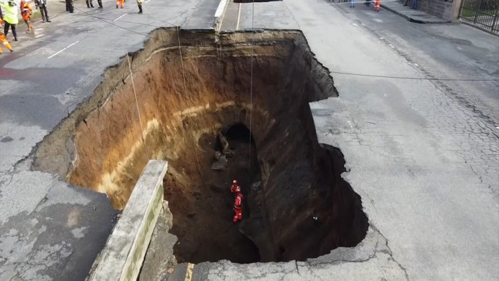 Naas! Seorang ibu dan Anak hilang Ditelan Lubang Besar di Guatemala