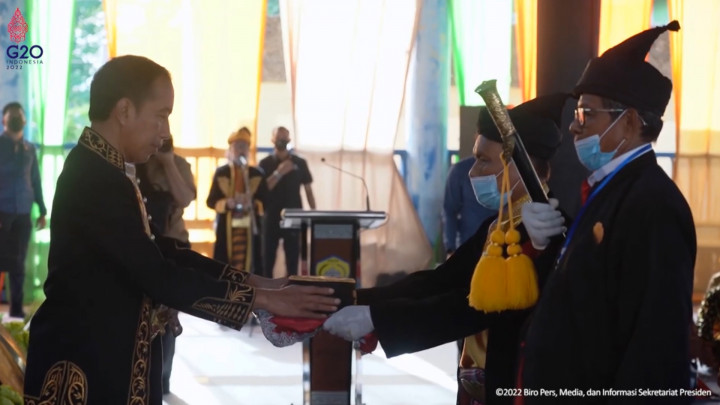Momen Presiden Dianugerahi Gelar Kehormatan Adat Kesultanan Buton
