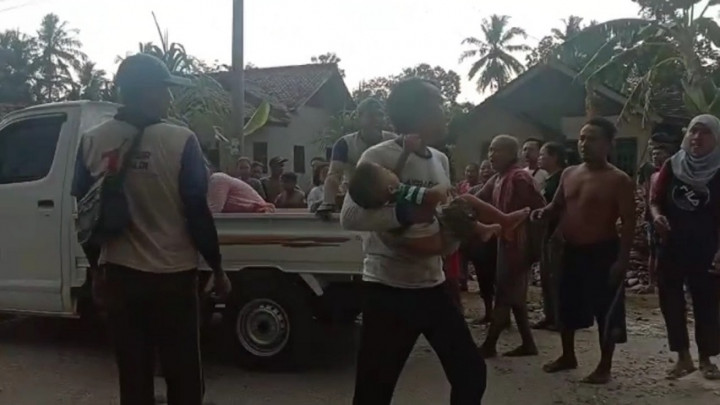 Tersambar Petir Saat Mengendarai Motor, Dua Bocah di Lampung Berhasil Selamat