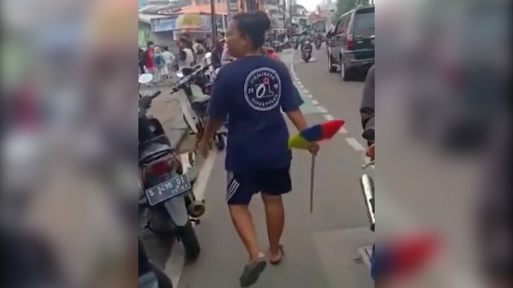 Viral! Aksi Emak-emak Pegang Sapu Bubarkan Pelajar Hendak Tawuran