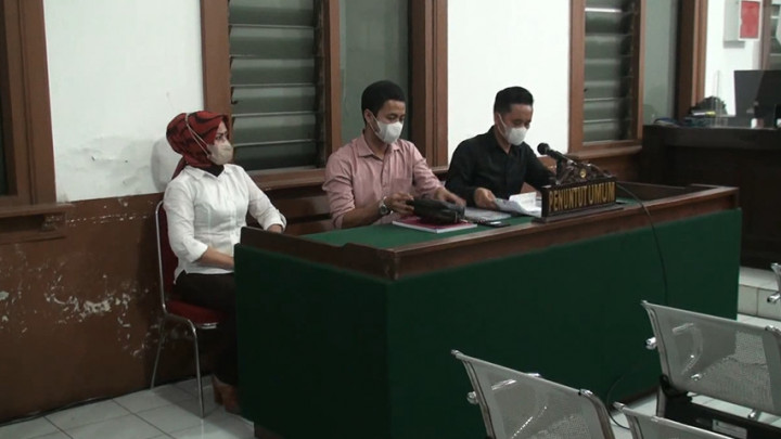 Seorang Perempuan Dituntut Oleh Pacar Setelah Putus