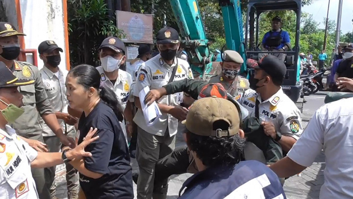 Ricuh Warga Tolak Penggusuran Bangunan di Bantaran Kali Code Yogyakarta