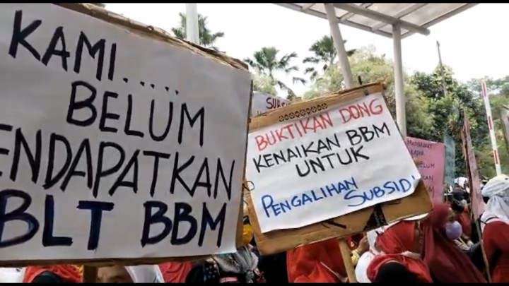 Merasa Dibohongi BLT BBM, Warga Geruduk Balai Kota dan DPRD Depok