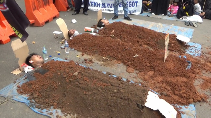 Warga Gelar Aksi Kubur Diri Tolak Relokasi Makam Keramat