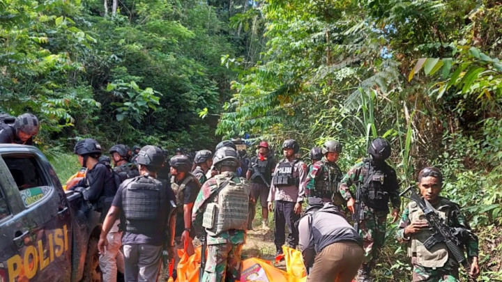 Petugas Gabungan Evakuasi Jenazah Penyerangan OTK