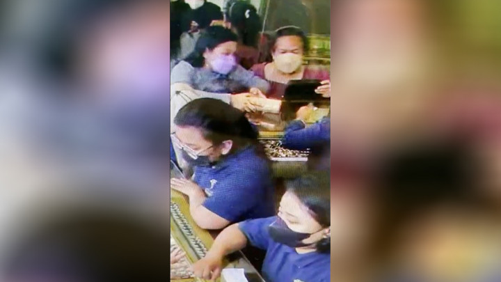 Komplotan Emak - Emak Terekam CCTV Mencuri Perhiasan Emas