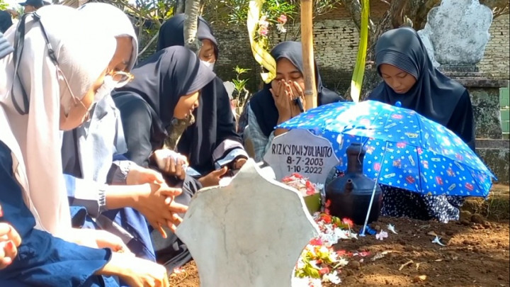 Naas! Selamat Dari Kericuhan, Pria Asal Probolinggo Harus Kehilangan Adik Tercintanya