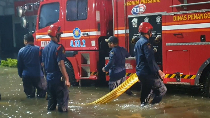 Banjir di Jalan Kemang Raya Tak Kunjung Surut, Pemadam Kebakaran Kerahkan Pompa Penyedot