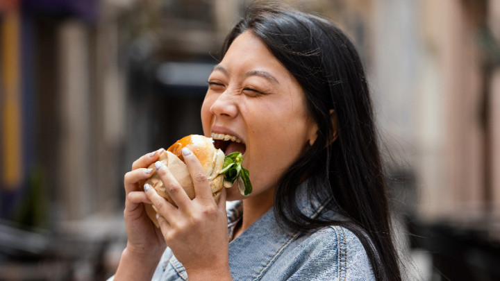 Awas! 4 Gejala yang Menandakan Kamu Keracunan Makanan