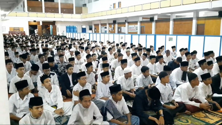 Ribuan Santri, Polisi, dan Supporter Gelar Doa Bersama untuk Para Korban Tragedi Kanjuruhan