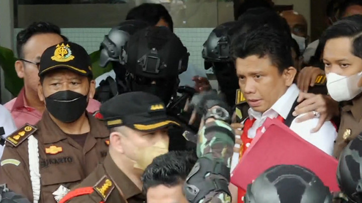 Keluar dari Ruang Jampidum, Ferdy Sambo Pakai Rompi Tahanan Kejaksaan