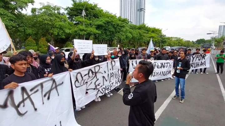 Mahasiswa Gelar Aksi Solidaritas, Desak Kapolri Mencopot Kapolda Jatim
