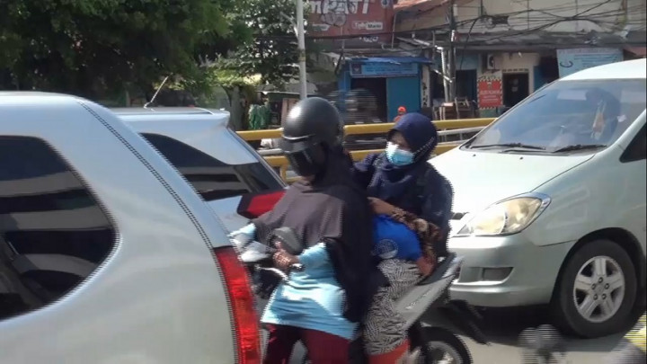 Demi Tak Ditilang, Sejumlah Emak-emak Nekat Sembunyi di Belakang Kendaraan Lain
