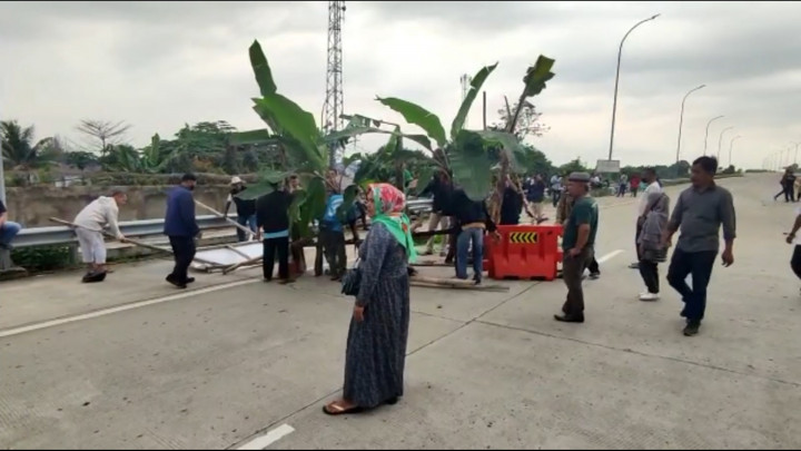 Tak Kunjung Dibayar, Ahli Waris Pemilik Tanah Tutup Ruas Jalan Tol