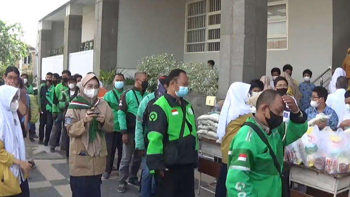 Peringati Maulid Nabi, Siswa SMP Bagikan Sembako ke Pengemudi Ojek Online