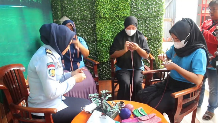 Heboh! Tahanan Wanita di Madura Hasilkan Cuan Dalam Tahanan Lewat Kerajinan