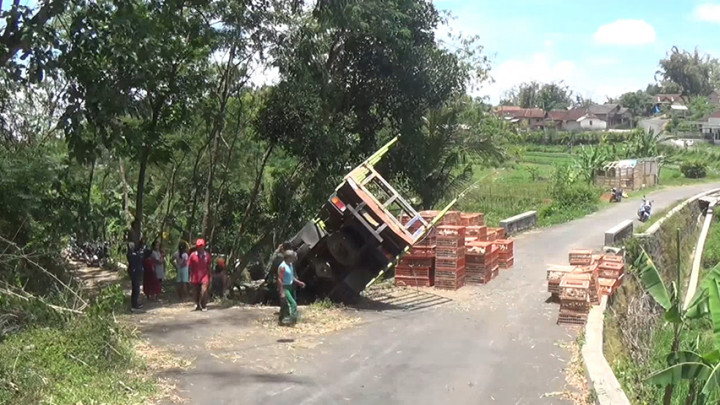 Truk Muatan Ayam Terjun ke Sungai Akibat Gunakan Google Maps