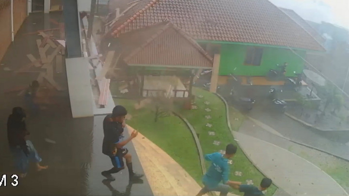 Detik-detik Bangunan Gedung Olahraga di Bandung Roboh, Segerombolan Orang Berlarian Keluar