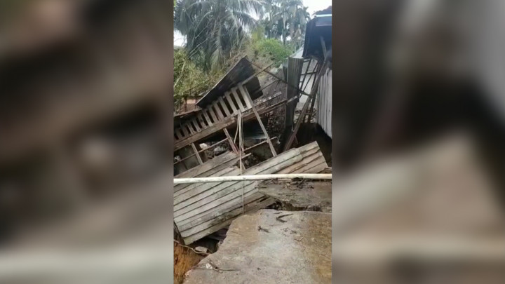 Menegangkan! Detik-detik Rumah Amblas ke Sungai di Mukomuko Bengkulu