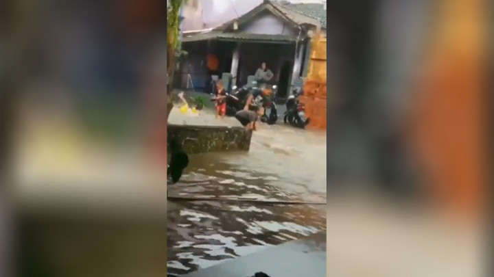 Seorang Bocah Usia 7 Tahun Hilang Akibat Hanyut Terbawa Arus Banjir
