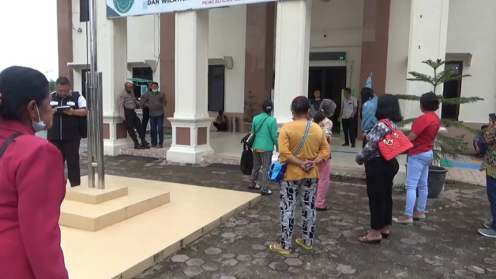 Dihukum 3 Tahun Penjara, Seorang Petani Buta Huruf dan Keluarga Ribut di Luar Pengadilan