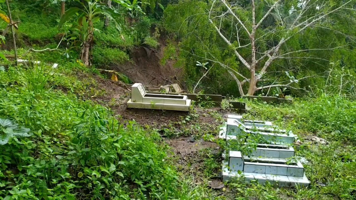 Puluhan Jasad Diduga Berserakan Akibat Longsor di Tempat Pemakaman Umum