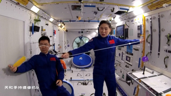 Astronaut Tiongkok Tunjukan Cara Minum di Stasiun Luar Angkasa