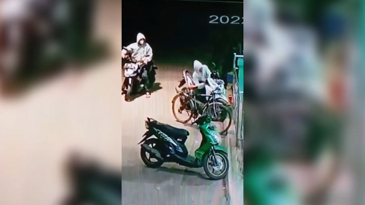 Terekam CCTV, Dua Pria Curi Motor Jemaah Masjid Saat Salat Subuh