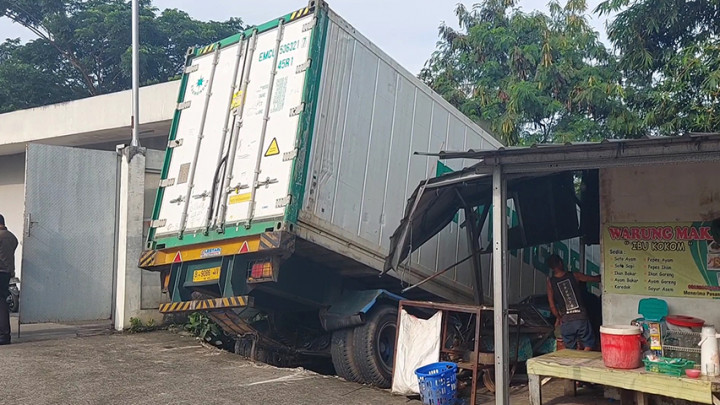 Diduga Rem Blong, Truk Kontainer Tabrak Warung dan Nyaris Terjun ke Kali