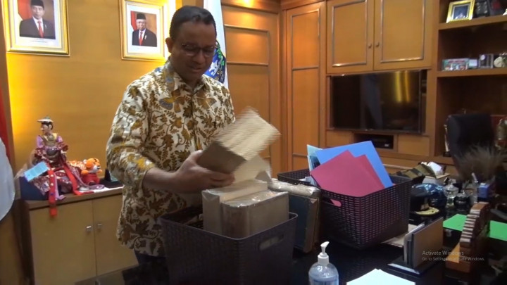 Momen Anies Baswedan Berkemas Meninggalkan Balai Kota DKI Jakarta