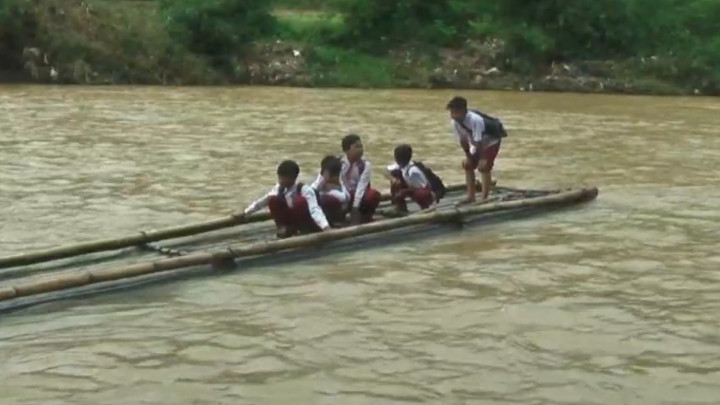 Demi Bersekolah, Siswa SD di Sukabumi Terpaksa Melintasi Sungai dengan Rakit