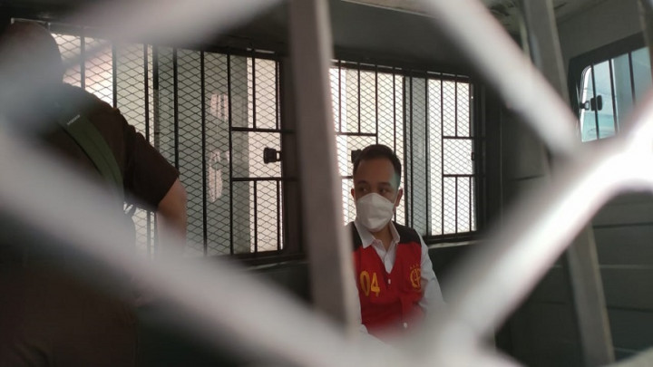 Detik-detik Bripka RR dan Kuat Ma'ruf Dibawa ke Pengadilan