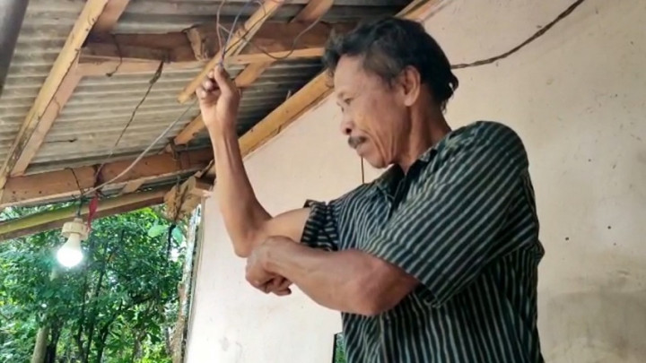 Seperti Manusia Super, Seorang Warga di Ciamis Kebal Terhadap Listrik Tegangan Tinggi