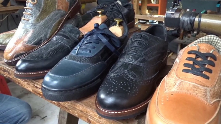 Seorang Pemuda asal Bandung Sulap Kulit Ceker Ayam Menjadi Sepatu