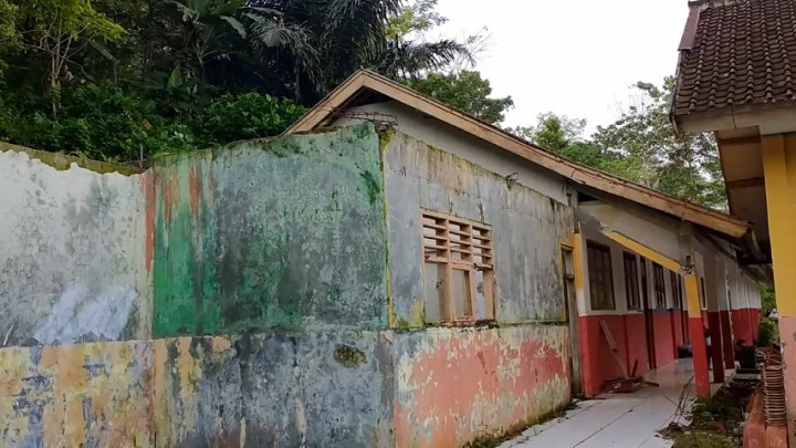 Bertahun-tahun Tak Diperbaiki, Para Siswa SD di Cianjur Belajar di Ruang Kantor Guru Selama 7 Tahun