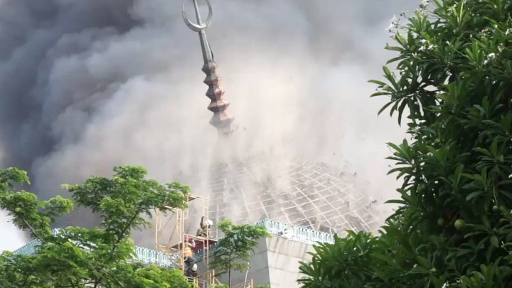 Mengerikan! Detik-detik Kubah Masjid Jakarta Islamic Center Koja Roboh Saat Kebakaran