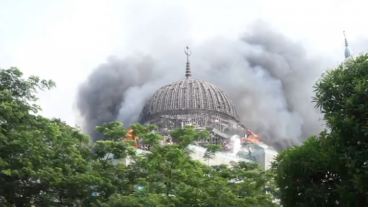 20 Unit Mobil Damkar Dikerahkan untuk Padamkan Kebakaran Masjid JIC Koja