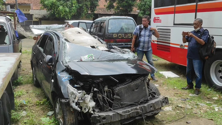 Tabrakan Sedan Dengan Truk Tronton, 3 Penumpang Tewas