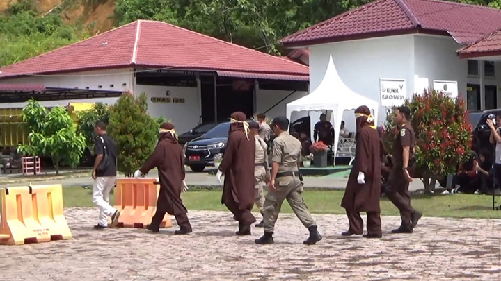 Melanggar Syariat Islam, Para Pelaku Judi di Aceh Dihukum Cambuk