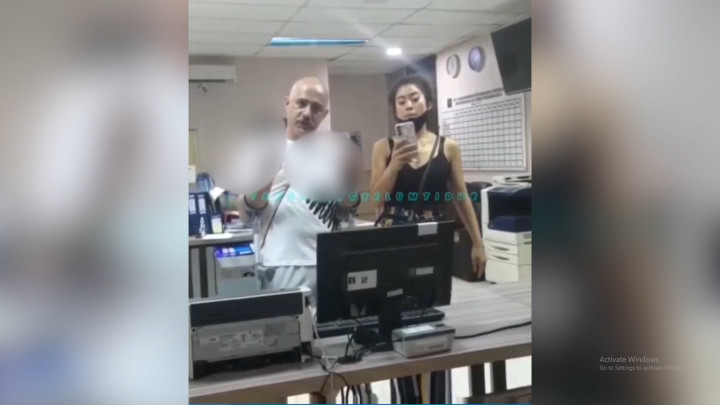 2 WNA yang Mengacungkan Jari Tengah ke Petugas Imigrasi Akhirnya Dideportasi