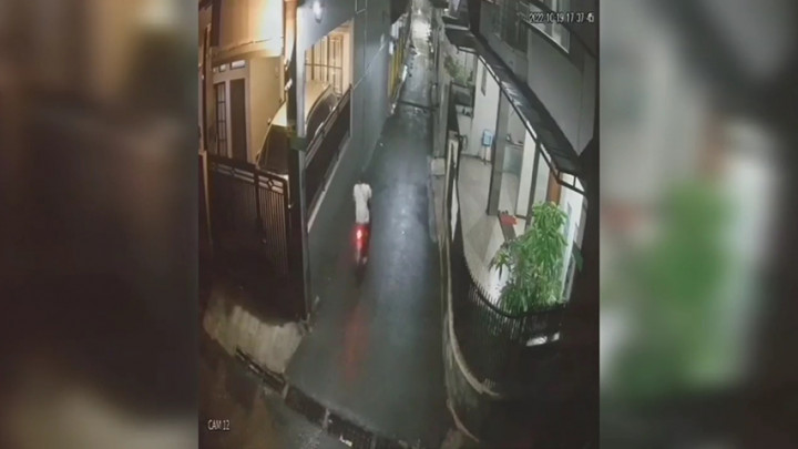 Terekam Oleh Berbagai CCTV, Pelaku Penusukan di Cimahi Belum Ditangkap
