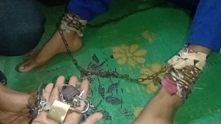 Akibat Kecanduan Narkoba, Pria Pembuat Onar Dipasung Oleh Keluarganya